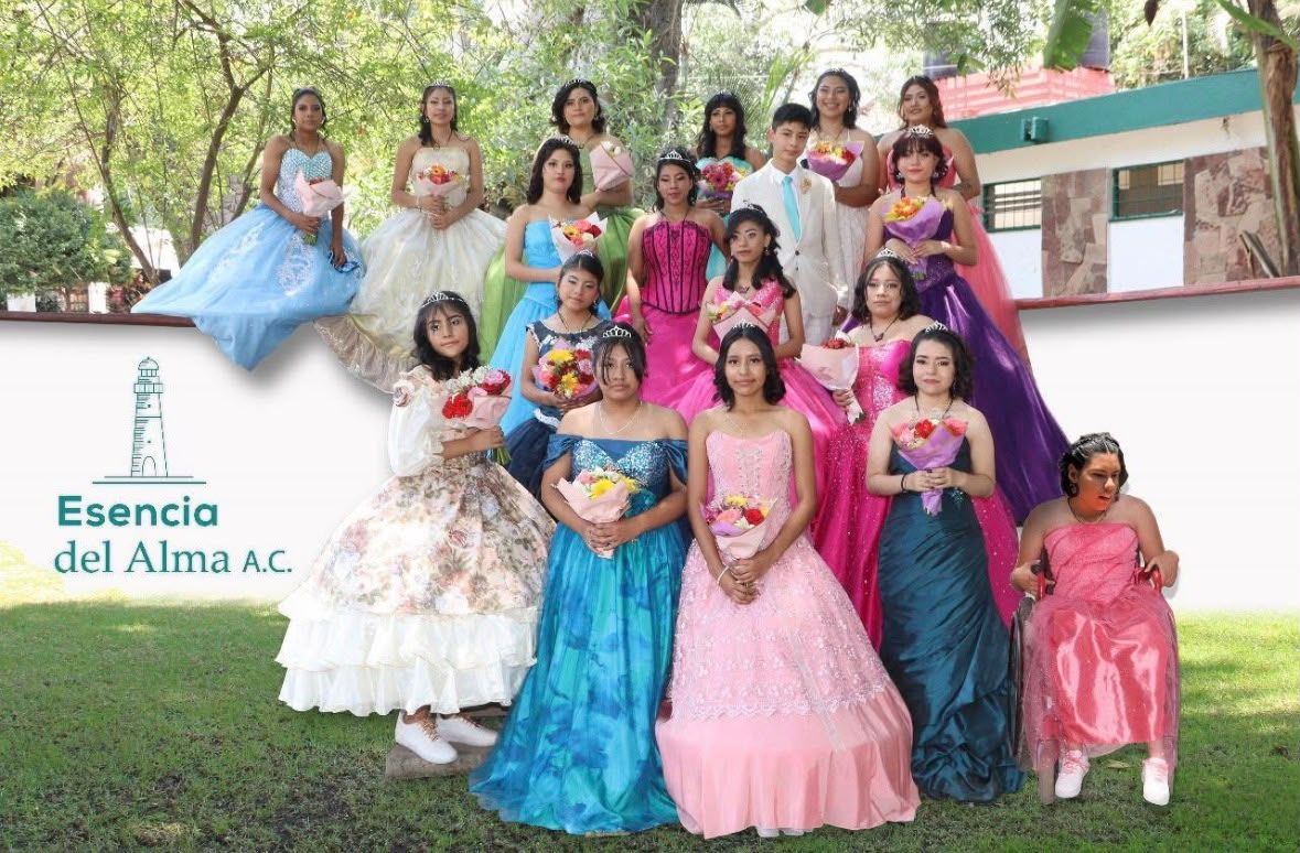 Grupo de quinceañeras y un quinceañero de Esencia del Alma en un jardín; al frente, una quinceañera en silla de ruedas.